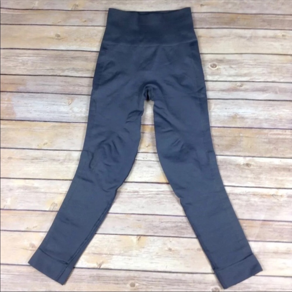 Lululemon Zone In leggings crop size 2 Grey